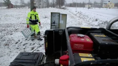 KOLL. Hans Peter Petäjävaara, ledande montör vid Pellon Sähkä Oy kopplade in elverket inför sluttestet.