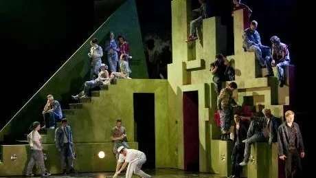 ETT SCENISKT MYLLER. Norrlandsoperans uppsättning av West Side            Story är deras största satsning någonsin. I orkesterdiket sitter symfoniorkesterns 50 musiker och på scen myllrar till och från 40 dansare och musikalartister.