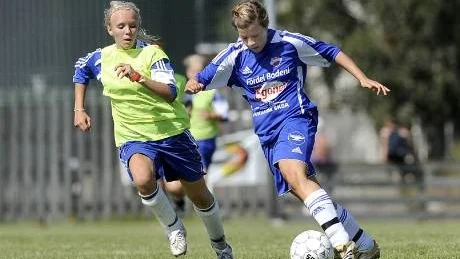 KAMP. Trångfors Sara Landvall kämpar mot Norrvallas (i gult) Jennifer Thors.  Foto: Mats Bengtsson