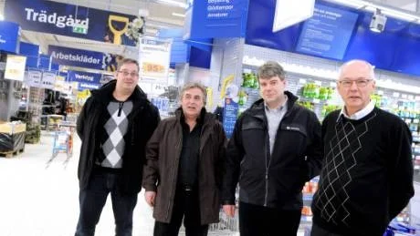 EXPANSION. Den 1 mars byter K-Rauta i Luleå namn till Lakkapää och på tisdagen avslöjade företaget storslagna expansionsplaner. Nya butiker ska byggas i Piteå, Gällivare och Kiruna. På bilden Anti Liikamaa, Pekka Soini, Jukka Lakkapää och Erik Lundholm, samtliga i företagsledningen.  Foto: LINN KANGAS FANTENBERG