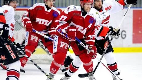 Krigar vidare. Daniel Olofssons Piteå låg under mot KB65 men laget vände 0-2 till 4-3. Nu är laget på tredjeplats i tabellen. Asplöven vann med 7-3 mot Östersund/Brunflo och förlorade mot Östersund. Foto: Andreas Wälitalo