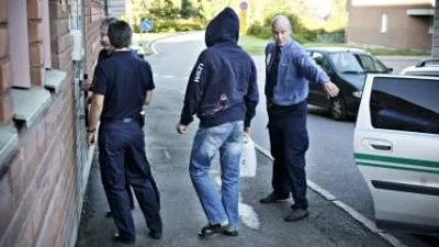 kan få sparken. Mitt under rättegången bröt polismannen ihop och grät våldsamt med ansiktet i sina händer. Han berättade att han mår psykiskt dåligt och att kvinnan har utnyttjat det. Polisens ansvarsnämnd meddelade i går att polismannen kommer att få sparken om han döms för grov kvinnofridskränkning eller misshandel.Foto: ANNELI ÅSÉN