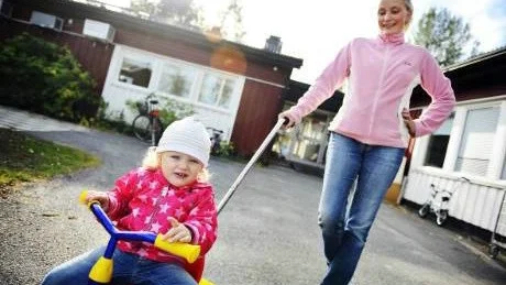 LEDIG FRÅN FÖRSKOLAN. Alicia Nyström får inte vara på förskolan mer den här veckan eftersom mamma Marita är orolig att hon ska smittas av svininfluensan. Foto: Josefin Wiklund