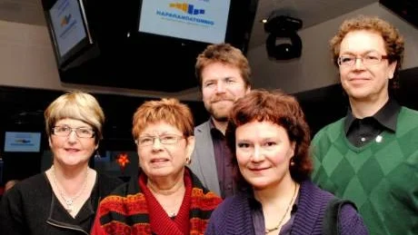 POSITIVA. Tre av Haparandas ambassadörer är Raija Thyni, mitten, Marja Snabb-Lehminiemi och Kimmo Lehminiemi t.h. Näringslivsutvecklare, Sirkka-Liisa Stock, längst t.v och kommunchef, Patrik Oja, är stolta över alla ambassadörers insatser.