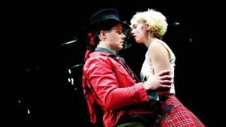 SHAKESPEARE PÅ NYTT SÄTT. På Norrbottensteatern dukades bland annat Shakespeares Romeo och Julia upp, med Björn Nagander och Karin Paulin i huvudrollerna.  Foto: Sara Moritz