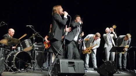 Erik Zettervall, till vänster, och Erik Janson river av Blues Brother föregångarna Sam & Daves "Hold on, I"m comin". I bakgrunden syns Erik Palqmqvist på trummor och blåsarna Per Westling, Emil Lang och Stefan Tjerngren.