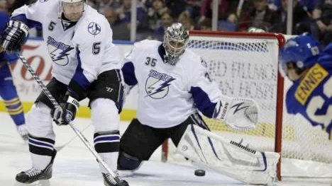 Mattias Öhlund, till vänster, försöker hjälpa sin målvakt Dwayne Roloson under en match mot Buffalo förra säsongen. Nu missar han minst en månad av inledningen på den här säsongen efter att ha opererat båda sina knän.