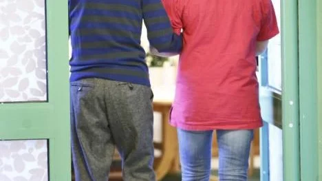 Socialstyrelsen hotar nu Piteå kommun med ett vite på en miljon kronor om inte inlåsningen av äldre på demensboenden upphör.