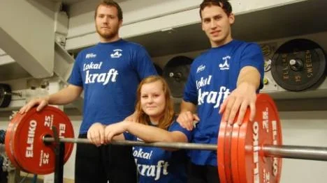 Heléne Granberg, Öjeby AK, var en stor anledning till det svenska lagets sjunde raka seger i Kalottkampen i styrkelyft. Bröderna Joel Nilsson (vänster) och Jonas Nilsson deltog också.