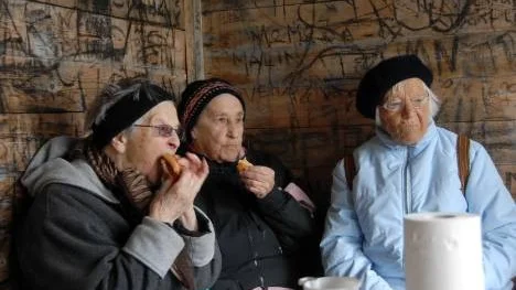 Efter en vandring är det gott med förplägnad. Thea Lundqvist, Sally Bissmark och Ninni Sadelius låter sig väl smaka av Bullens varma korvar.