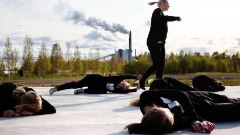 Under helgen spelar ungdomar i teater Vilja en pjäs som bygger på egna texter, föreställningen genomförs på den grund som byggts för det kulturhus som håller på att växa fram.