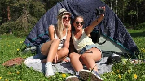 Att tälta med allt pick och pack i en vecka kan bli en utmaning. Sofia Tollander och Sarah Mark planerar därför en provtältning innan det bär av till Peace and Love.