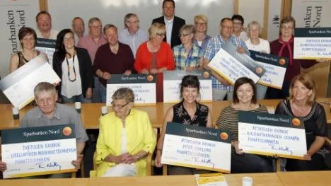 Glädjen var stor när Thomas Nordberg och Kerstin Pettersson (längst bak i mitten), Sparbanken Nord, delade ut totalt 85 000 kronor till tolv olika föreningar/organisationer/projekt i går.