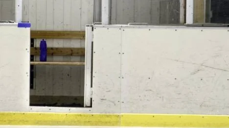 Hockeysargen i Rosvik monterades på Kvarnvallen redan 1983 och flyttades till Kristallen 2001. Nu är sargen utdömd. Säkerhetsbristerna gällande sargen och skyddsglas är omfattande. Vid besiktningen fanns bland annat springor på 10-15 millimeter mellan sargblocken samt utstickande skruvar.
