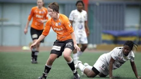 Erika Karlsson övertygade i matchen mot Umeå IK i sin roll som innermittfältare. Erika satte också båda sina straffar.