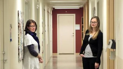 Stängda och till viss del låsta korridorer medför att luften vid avdelningen för försörjningsstöd inte cirkulerar. Skyddsombuden Maria Öhlund (till vänster) och Linda Stenström har tröttnat på att inget görs åt saken och vänder sig till Arbetsmiljöverket.