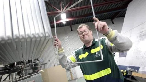 Daniel Lundberg i full färd med att tillverka ramar och emballage till Pilkingtons glasproduktion. Han är numera anställd på halvtid på företaget.