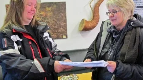 Rose-Marie Lundberg lämnade över 1 200 namnunderskrifter till vice ks-ordförande Helena Öhlund (S).