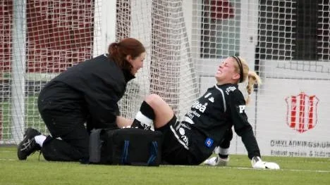 Målvakten Stephanie Labbé får behandling av Mari Lundkvist under lördagens allsvenska match mot Kristianstad. Labbés knä är fortfarande svullet, och det är oklart när hon kan vara tillbaka.