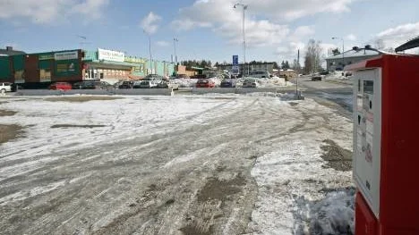 Tidigare brukade det ofta stå många bilar på parkeringen nära Systembolaget i centrala Älvsbyn, särskilt på fredagarna. Sedan företaget Q-park började hyra tomten och satte upp en p-automat lyser bilarna med sin frånvaro.