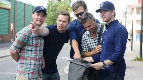 Daniel Sandström, Jerker Elfström, Lars Frank, Magnus Hägerborn och Henrik Ek står på platsen där Rolf Lassgårds karaktär i Jägarna fick bilrutan sönderslagen. Vännerna sökte inspelningsplatser från Jägarna under sin semesterresa.