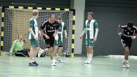 Bollarna haglade in bakom en tapper Richard Nordlund i Strömnäs mål.  Ricoh var helt enkelt klassen för bra i division 1-matchen.