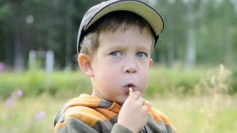 Treårige Emil Pålsson från Nybyn underhöll ungdomarna med tonerna ur en tomhylsa.