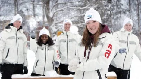 Katarina Gebart (längst fram) och hennes Team LTU som vann förra årets snöbollskrigstävling. Från vänster: Jonas Granlund, Juliet Namuleme, André Fredberg och Joakim Wiklund.