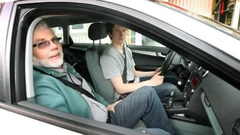 Det är många elever som vill ta körkort i vår. Adam Nordsvan är en av dem som förhoppningsvis hinner ta körkortet innan sommaren. Trafikläraren Christer Bergström ska hjälpa honom med det.