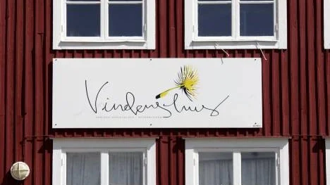 Maskrosen med flygande maskrosfrön symboliserar Koler som vindarnas by.
