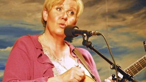 "Jag är en riktig lantis. Jag har försökt att bo i storstan, men jag måste ha havet och skogen nära. Precis som den här bakgrunden", menar Susanne Alfvengren.