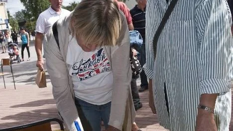 Vi var där. Hemvändarna Mariann Näsman, Stockholm, och Irene Näsman-Lundqvist, Sundsvall, passade på att skriva i gästboken när de besökte hemvändardagen vid Medborgarhuset i Arvidsjaur.