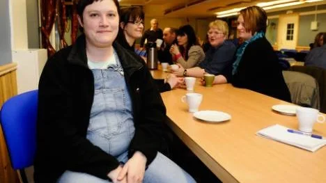 Korsträskbon Anneli Svenson, 32, är gravid och har ett barn som börjar sexårsskola i Korsträsk till hösten. Hon är orolig för vad som händer om nya skolan byggs. "Jag hoppas att Korsträskskolan får vara kvar, barnen kan skjutsas upp hit istället, säger hon.