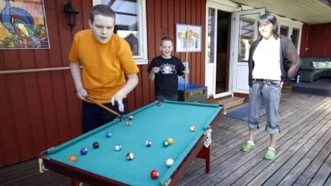 "Bröderna" Jocke och Emanuel spelar gärna biljard ihop. Mamma Jessica Thegerström njuter för första gången på länge av en lugn sommar.