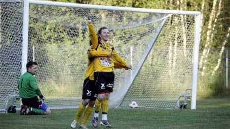 Linus Olsson kramas om sedan han gjort 2-0 för Infjärden mot Munksund, hans andra mål i matchen. Det blev 4-0 till slut men Linus fick se slutet från sidan av planen sedan han blivit utvisad.