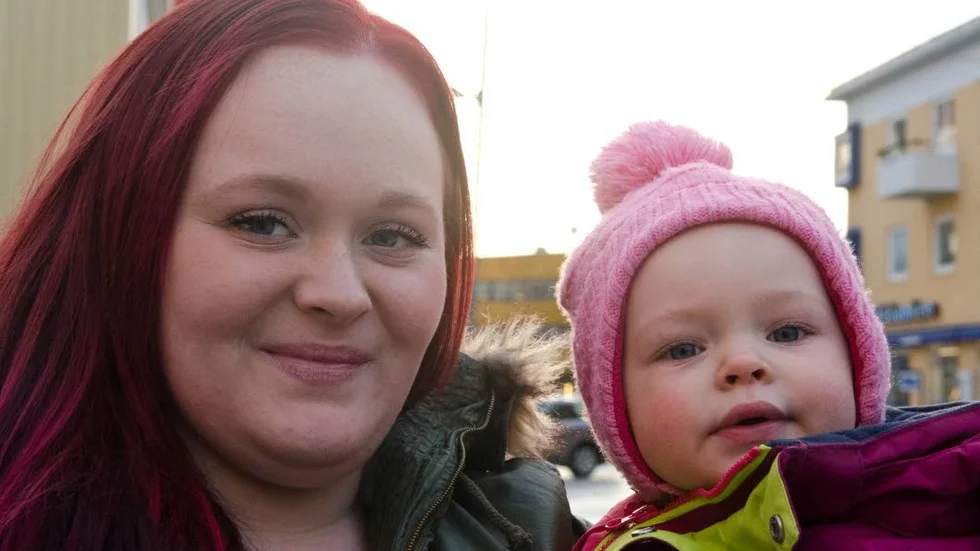Tillbaka till skolan. Emma Brännmark hoppade av gymnasiet när hon väntade dottern Alice, men ska nu fullfölja sina studier med hjälp av en individanpassad plan.