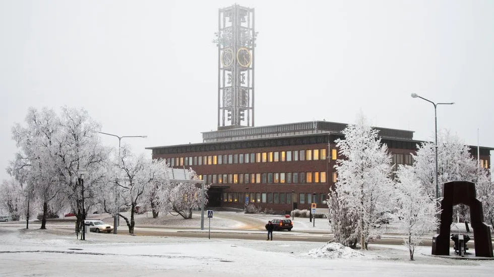 Straffavgift. Kiruna kommun får betala en särskild straffavgift på 924 000 kronor eftersom kommunen inte inom skälig tid har tillhandahållit en bostad enligt LSS.