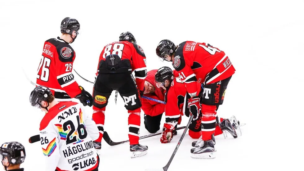 Ajaj. Alexander Forsberg åkte på en ordentlig tackling som träffade rakt i huvudet.