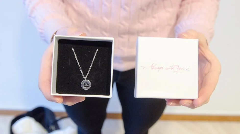 Silver och guld. Produkten från Always With You, ett halsband med stjärntecken på latin.