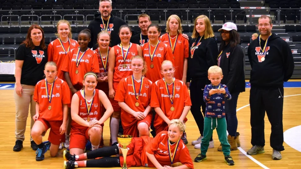 Guldmedaljörerna. BK Vråkens guldlag.
Längst bak från vänster: Ass coacher Vincent Lundahl och Janne Palo. Bakre raden från vänster: Huvudtränare Theresa Palo, Louise Lindström, Ornella Akimana, Alice Thoren Öhman, Amanda Wallström, Alicia Wallström, Emilia Lundahl, Märta Lundström, Soso Fusum och lagledaren Anders Wikström. Främre raden från vänster: Mikaela Vikström, Sanna Andersson, Elin Palo, Wilma Sandqvist samt maskoten Bror-Hugo. Längst fram: Maja Joderus.