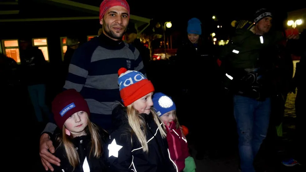 Ahmad Lasaad som bor på asylboendet är glad över överkalixbornas initativ. Här med Överkalixtjejerna Elvira, Miranda och Annabelle.