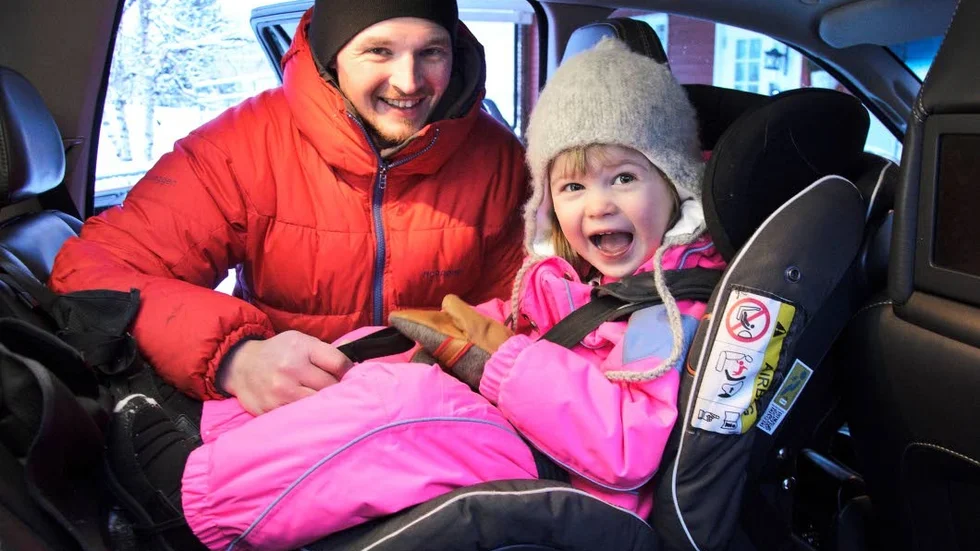 Fastspänd. Johan Norberg tillsammans med hans snart treåriga dotter Agnes gör sig redo för att åka iväg med bilen och trots tjocka vinterkläder så sitter Agnes bra fastspänd i den bakåtvända bilbarnstolen.