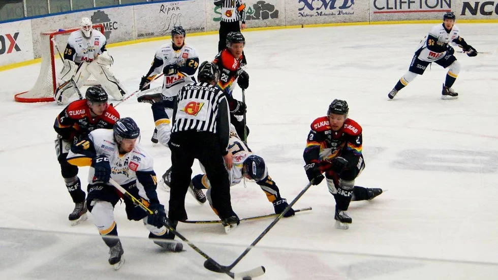 Krampaktigt. Kirunas Oscar Fredriksson kämpar om pucken i söndagens möte med Borlänge.