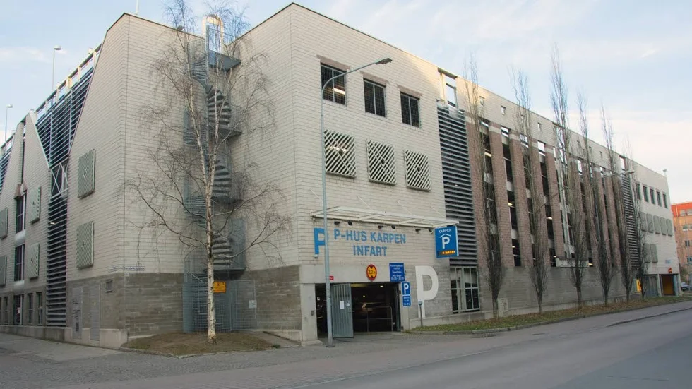 Bebyggas. Två fastighetsbolag vill bygga bostäder och lokaler på och vid p-huset Karpen.
