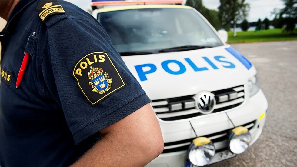 Polisen skulle ta med kvinnan till akuten i Nyköping. 