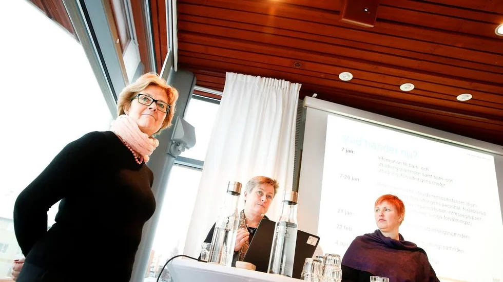 Ny skolkarta. Tre nya skolor ska byggas, nio gamla ska läggas ned. Dessutom berör förslaget en rad förskolor i Luleå. Projekledaren Lundström med skolchefen Hedman och Buns ordförande Sammeli - alla med förnamnet Carina.