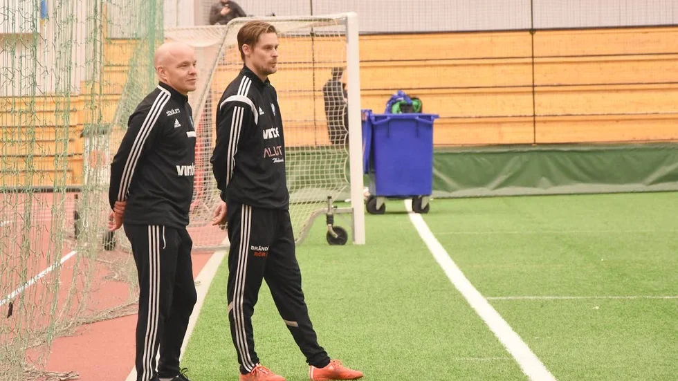 Tränarduon. Fredrik Waara, tv, är kvar som huvudtränare, men han har fått en ny assisterande vid sin sida i och med att Johan Isaksson har lagt skorna på hyllan.