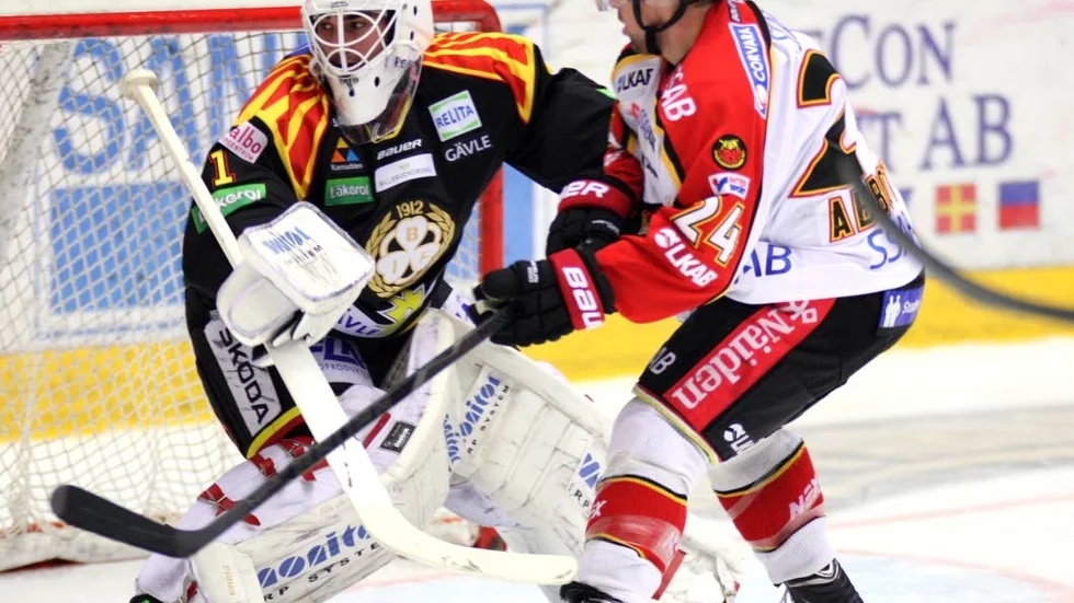 TAPPADE LEDNINGEN. EFter första perioden ledde Luleå med 2-0. Men det trista novemberfenomenet tappade ledningar upprepade sig och det blev återigen en förlust.