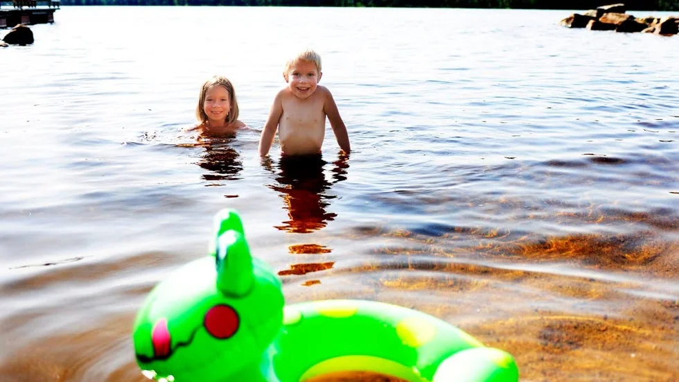 Fiskesjö. Det går även att bada i Stora Stenträsk, det visar syskonen Nova och Ebbe From för någon sommar sedan.