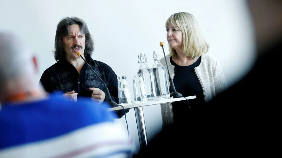 KLIMATDEBATT. Ett 15-tal personer fanns på plats när Eu-parlamentarikern Marita Ulvskog debatterade klimat och miljö med Naturskyddsföreningens länsordförande Lars Andersson.